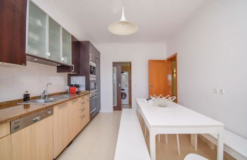 Spacious 4-Bedroom Villa with Private Heated Pool in Quinta da Beloura Sintra Ideal for Families & Long Stays - Foto 18