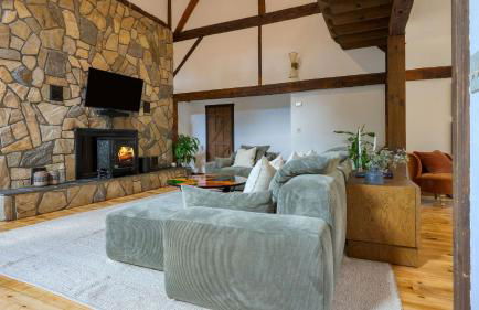 Historic Barn Retreat w Pool Pond Views Longview Pond Lodge by AvantStay - Foto 8