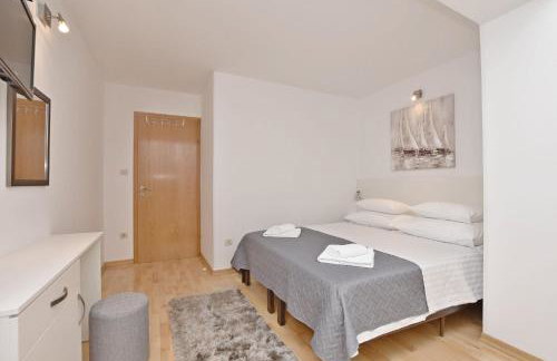 Apartment Mate - Photo 2