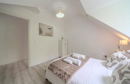 New! Modern Elegant 2-Bed Apartment, free parking - Photo 25