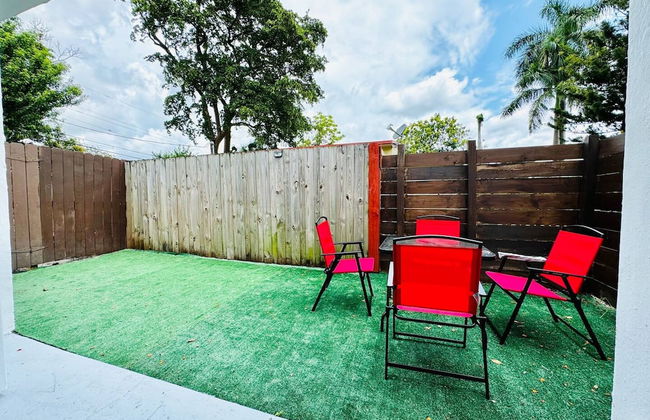 Modern 2-bedroom Retreat Near Beach Airport - Foto 25