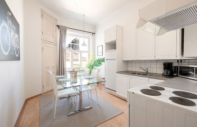 2ndhomes Spacious & Cozy 1BR Home - Photo 9