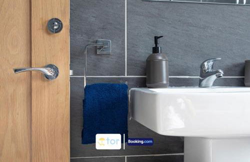 Explore Welsh Wonders, 3 Bedroom House By The One Retreats Short Lets & Serviced Accommodation Treharris - Foto 23