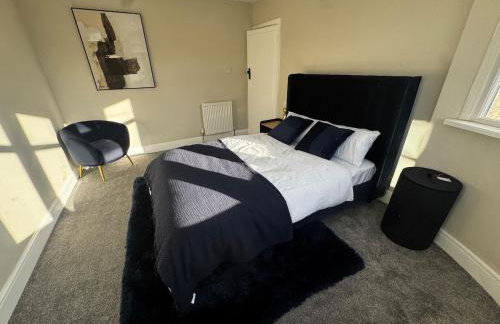 Modern 3-Bedroom House with Private Parking - Photo 14