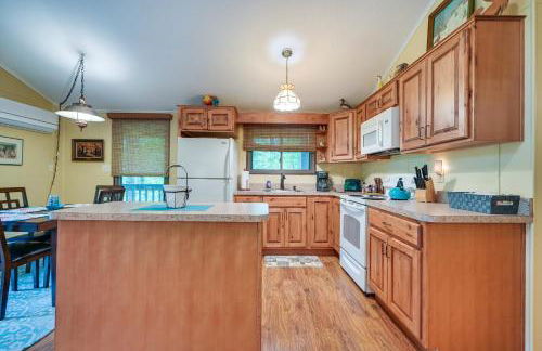 Charming Hedgesville Retreat with Deck and Fireplace! - Foto 9