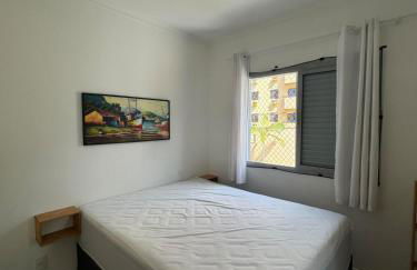 Apartamento na Praia das Toninhas em Ubatuba 350m da praia -2 quartos sendo 1 suite, piscina, varanda gourmet com churrasqueira, ar condicionado, cozinha completa, duas garagens - Foto 9