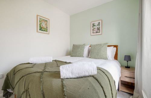 Modern & comfortable 4 bed house - Photo 13