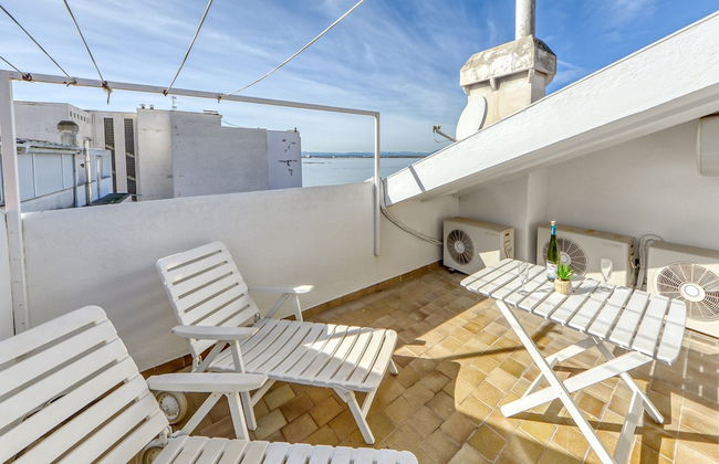 Beautiful Apartment With View - Photo 15