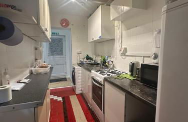 1st Studio Flat With full Private Toilet And Shower With its Own Kitchenette in Keedonwood Road Bromley A Fully Equipped Independent Studio Flat - Photo 2