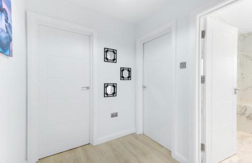 Modern 4 Bedroom House With Parking in Farnham Royal, Slough By 360stays - Foto 40