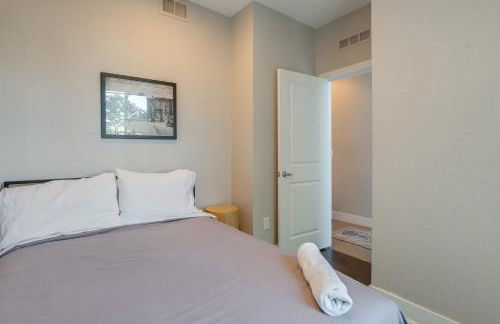 Rooftop Deck and Hot Tub Walkable Denver Townhome - Foto 21