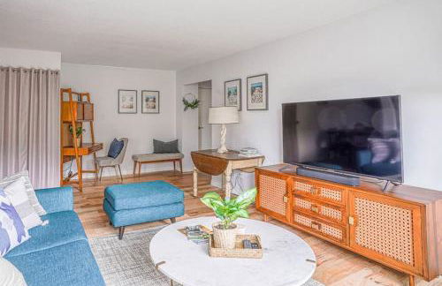 Tranquil 2BR downtown condo, Parking, King bed - Foto 8