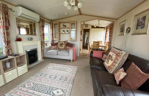 Rew Farm Country and Equestrian Accommodation - Sunset Lodge - Photo 4