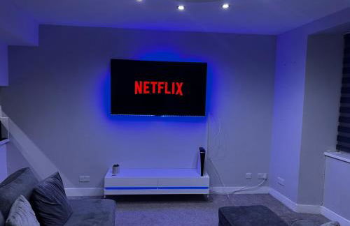 Modern 3-Bedroom Home with Cozy Cinema-Style Living Space - Foto 14