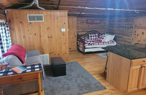 The Hideout - Cute and Quiet Rustic Cabin! - Foto 12