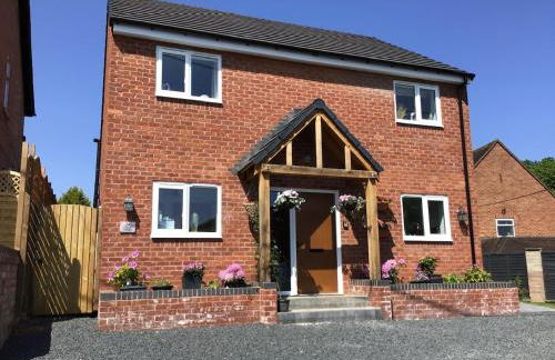 Luxurious 3 bedroom house now with FULL FIBRE INTERNET Shangri la in village of Alfrick with driveway parking for 3 cars in an area of outstanding natural beauty, superb walking,close to Worcester, Malvern showground, theatre, Malvern hills, dogs welcome - Photo 32