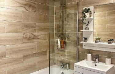 2 BR Flat - Short Lets & Serviced Accommodation Manchester with 2 Parking Spaces - Close to Hospitals - Foto 14