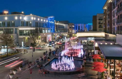 Luxury & Highly furnished upscale w Patio & Garage - Foto 40