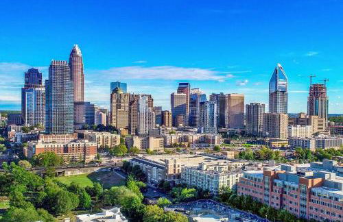 Studio Townhouse in Uptown King Bed-Wi-Fi-Full Kitchen- Washer & Dryer - Foto 17