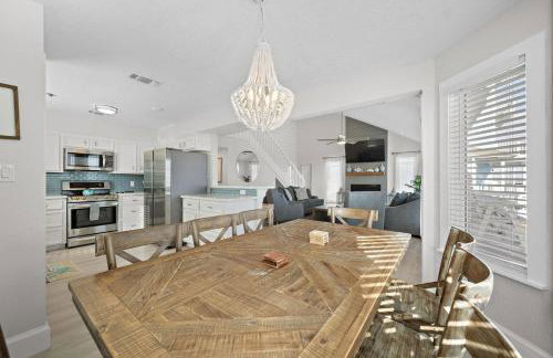 Oceanfront home with pool, large decks, fire pit and private walkover to the beach - Foto 16