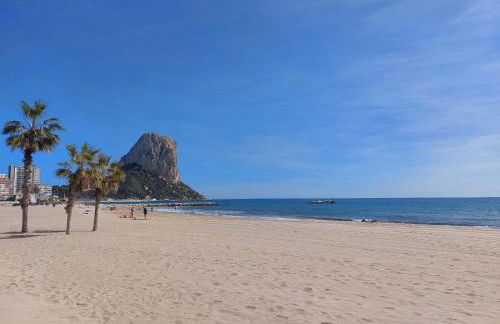 Vistas al mar. Junto a la playa. Garaje y piscina. - Photo 19