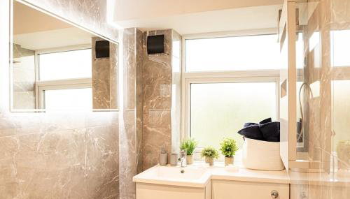 Cosy 2 Bedroom Apartment - Free Parking, Fast WiFi and Smart TV by Tejza Property - Foto 4, towels, Shower