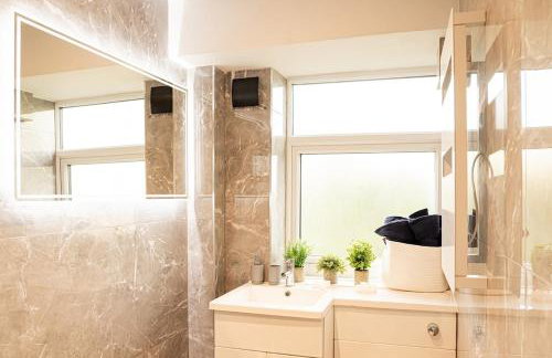 Cosy 2 Bedroom Apartment - Free Parking, Fast WiFi and Smart TV by Tejza Property - Foto 4