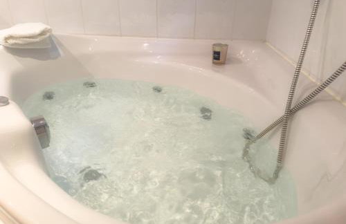 Souterrain Apartment mit eigenem Eingang und Terasse - Foto 16