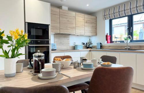 Beautiful 3 Bed Townhouse with Parking, close to Sea Front - Photo 1