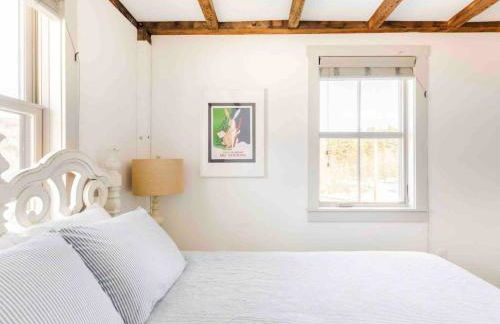 Entire Enchanting, Light-Filled 1830 Farmhouse - Foto 33