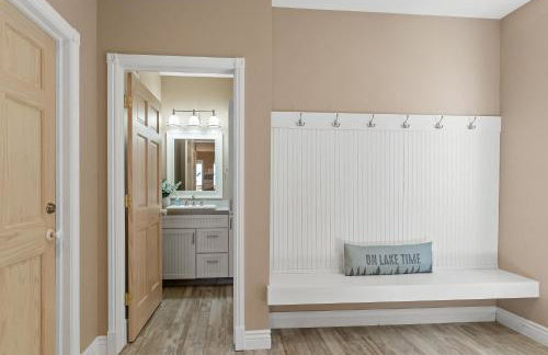 Experience luxury at Lakefront Villa - Foto 28