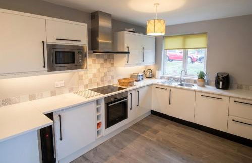 3 Bed House - Sleeps 6 - Parking - Pets - Garden - Foto 3