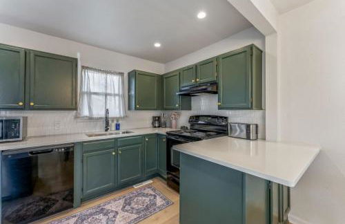 Central Denver Hangout with Huge Backyard - Foto 11