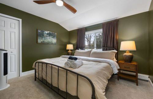 Lakefront Retreat, Mins to Dtown, Firepit, Hot Tub, Pet friendly! - Foto 23