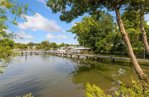 Waterfront Getaway, Dock Your Boat & Play! - Foto 37