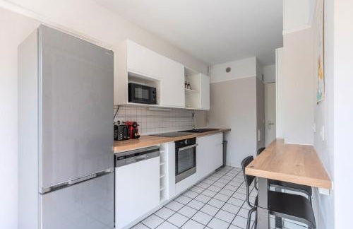 Spacious 3 bedroom apartment & private parking! - Foto 8