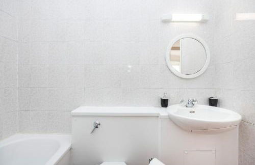 Spacious 1BR Steps from London Bridge & The Shard - Photo 21