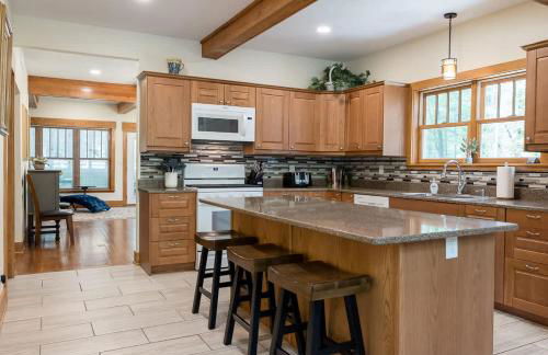 Impressive Dual Woods and Lake Homes That Sleep 32 - Foto 18