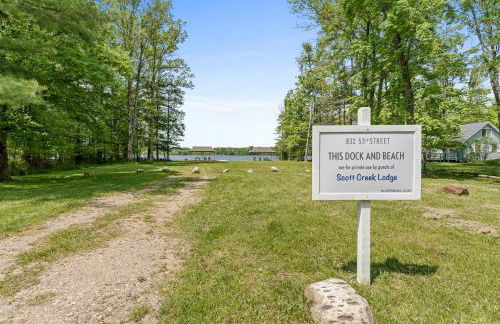 Impressive Dual Woods and Lake Homes That Sleep 32 - Foto 49