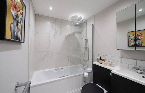 The House Of Selfies - Photo 40