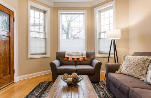 The Wrigleyville Deluxe -Steps from Wrigley Sleeps 10 - Foto 4