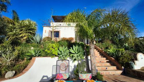 Künstlerhaus Finca Madreselva mit atemberaubenden Weitblick mit Infinitypool, kleinen Teichen und vielen Sitzplätzen in Tolox Malaga im Nationalpark Sierra de las Nieves, ideal für Entspannung, aber auch zum Wandern - Foto 4