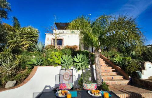 Künstlerhaus Finca Madreselva mit atemberaubenden Weitblick mit Infinitypool, kleinen Teichen und vielen Sitzplätzen in Tolox Malaga im Nationalpark Sierra de las Nieves, ideal für Entspannung, aber auch zum Wandern - Foto 4