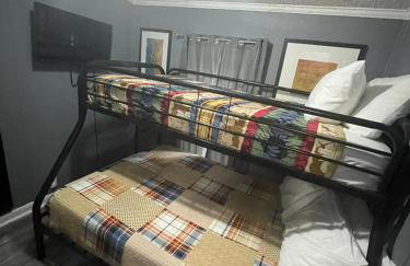 Cozy 3BR cabin with AC and Wi-Fi Fully Fenced - Photo 7