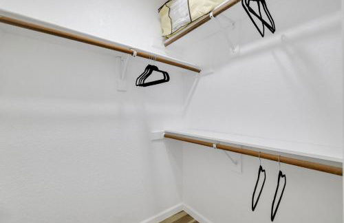 Arlington Entertainment District Home Green & White Door - Foto 38