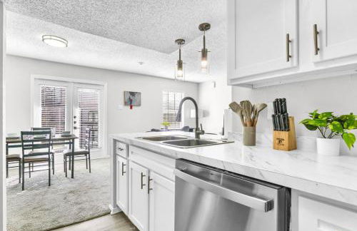 Modern 2BR Retreat with Pool Gym and WiFi - Foto 9