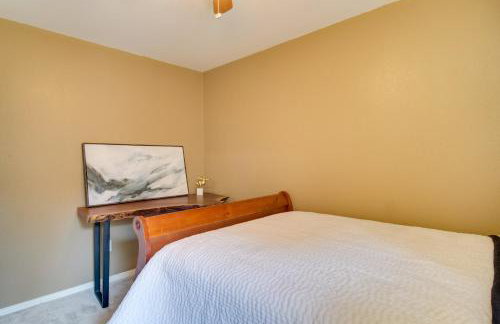 Charming Arkansas Retreat with Deck, Near Downtown! - Foto 11