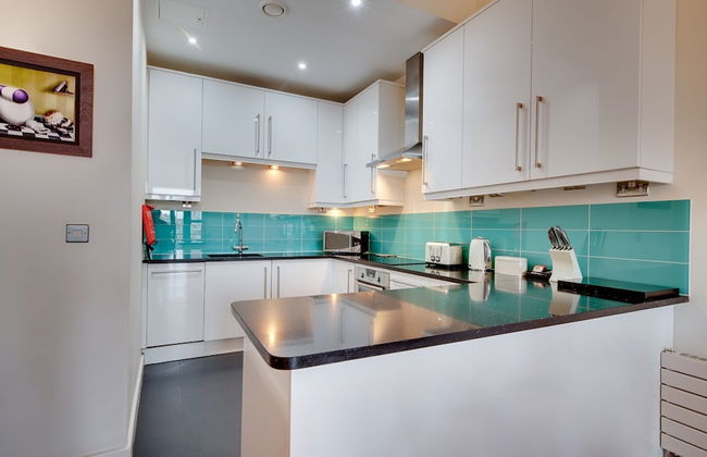 Crown Apartments By Week2Week - Photo 36