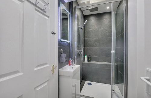 Spacious 4 Bedroom House with Parking - Foto 15