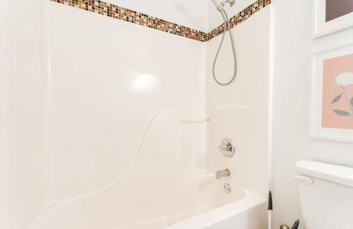 Stylish New 3BR 2.5BA Fire Pit Fence yard - Foto 20